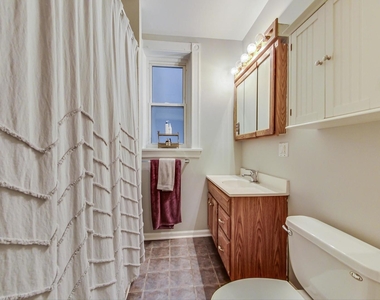 822 W Newport Avenue - Photo Thumbnail 9