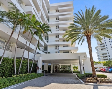 199 Ocean Lane Dr - Photo Thumbnail 2