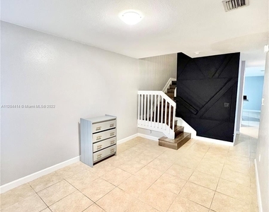 10758 Nw 76th Ln - Photo Thumbnail 2