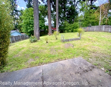 989 Se Fir Grove Loop - Photo Thumbnail 14