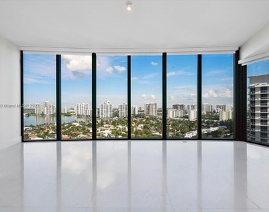 18555 Collins Ave - Photo Thumbnail 10