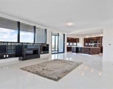 18555 Collins Ave - Photo Thumbnail 16