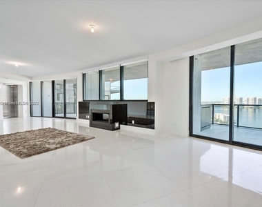 18555 Collins Ave - Photo Thumbnail 9