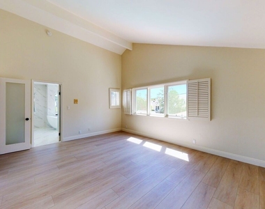 811 N Doheny Dr - Photo Thumbnail 23