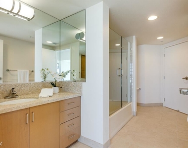 13700 Marina Pointe Dr Unit 1023 - Photo Thumbnail 6