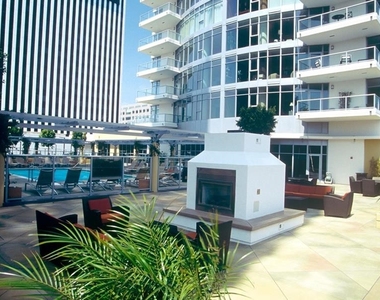 400 W Ocean Boulevard - Photo Thumbnail 3