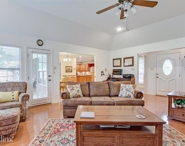 1108 Glen Oak Drive - Photo Thumbnail 5