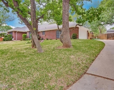 1108 Glen Oak Drive - Photo Thumbnail 2