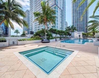 1060 Brickell Ave - Photo Thumbnail 3