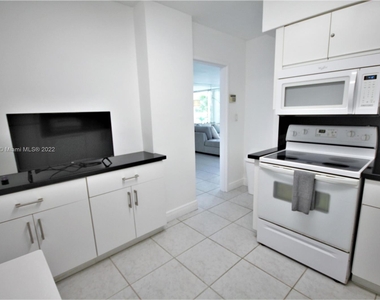 5151 Collins Ave - Photo Thumbnail 9