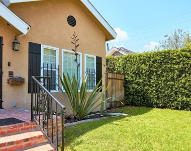 745 N Sierra Bonita Ave - Photo Thumbnail 2