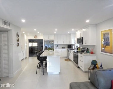 2050 Sw 102nd Ct - Photo Thumbnail 5