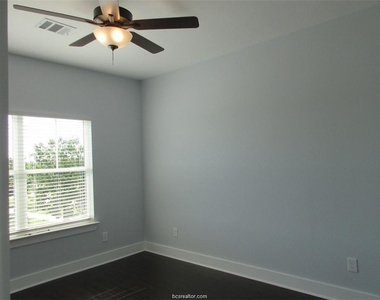 2116 Crescent Pointe Parkway - Photo Thumbnail 12