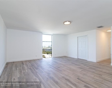 13499 Biscayne Blvd - Photo Thumbnail 5