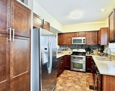 2717 N Lehmann Court - Photo Thumbnail 5