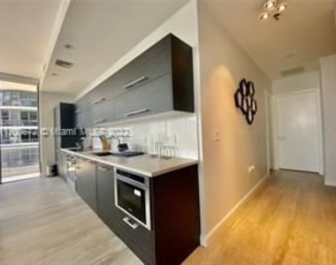 17555 Collins Ave - Photo Thumbnail 5