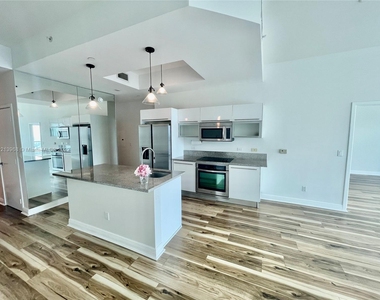 888 Biscayne Blvd - Photo Thumbnail 5