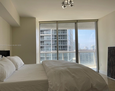 475 Brickell Ave - Photo Thumbnail 2