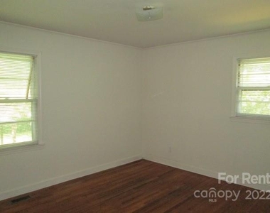 1536 Russell Avenue - Photo Thumbnail 4