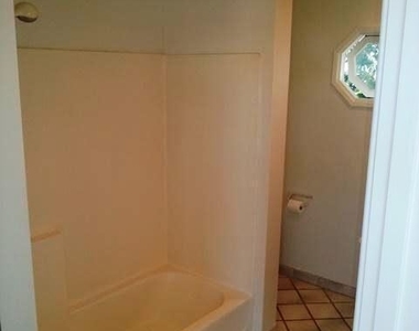 1523 Glendon Ave 2nd Floor Guest Suite - Photo Thumbnail 4