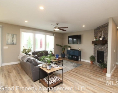 1073 W Smoky Quartz St - Photo Thumbnail 2