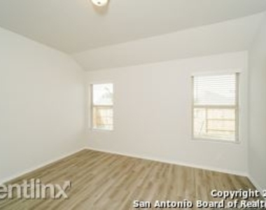 10354 Clearwater Way - Photo Thumbnail 4