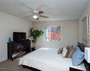 5542 E Glenn Street - Photo Thumbnail 7