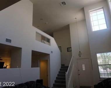 7817 Millhopper Avenue - Photo Thumbnail 9