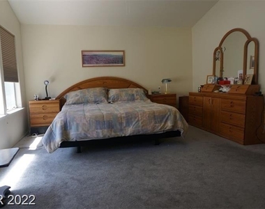 7817 Millhopper Avenue - Photo Thumbnail 11