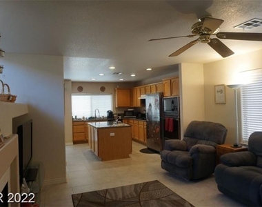 7817 Millhopper Avenue - Photo Thumbnail 5