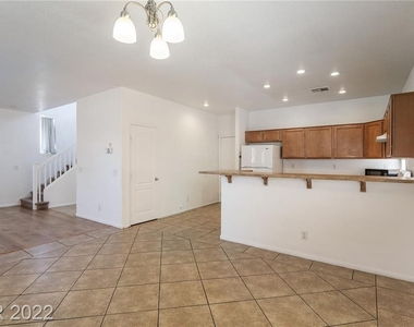 10528 Lessona Street - Photo Thumbnail 9