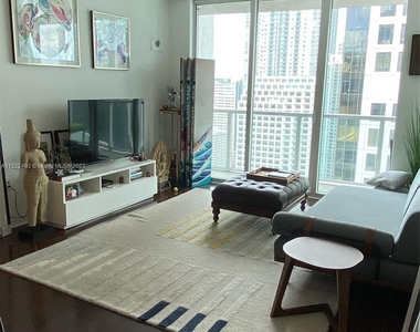 500 Brickell Ave - Photo Thumbnail 3