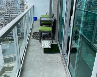 500 Brickell Ave - Photo Thumbnail 12