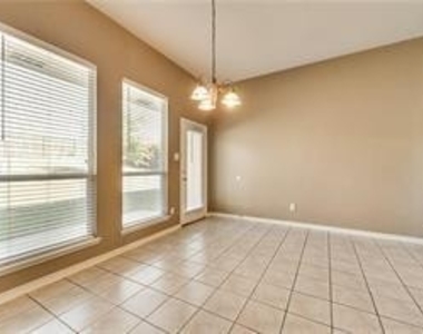 2760 Beacon Hill Drive - Photo Thumbnail 10