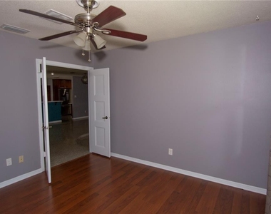 2414 Whitehall Circle - Photo Thumbnail 5