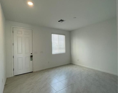 2223 Taylor Ranch Avenue - Photo Thumbnail 4