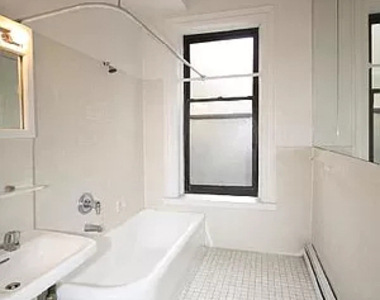 122 East 64th Street - Photo Thumbnail 1