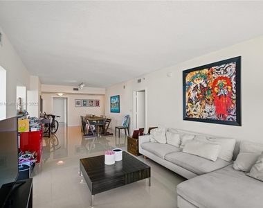 325 S Biscayne Blvd - Photo Thumbnail 3