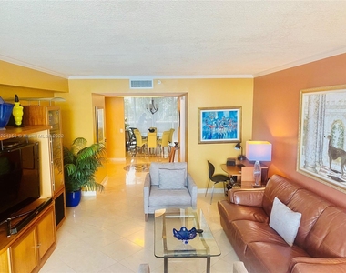 17555 Collins Ave - Photo Thumbnail 8