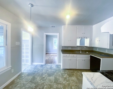 706 Lovera Blvd - Photo Thumbnail 10