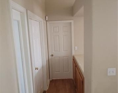 1533 Waterton Drive - Photo Thumbnail 15