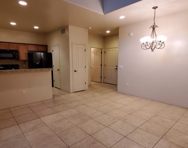 4128 N Thurston Lane - Photo Thumbnail 2