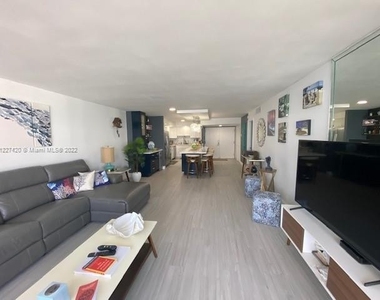 6423 Collins Ave - Photo Thumbnail 6