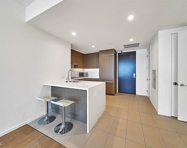 889 Francisco St Unit 3502 - Photo Thumbnail 4