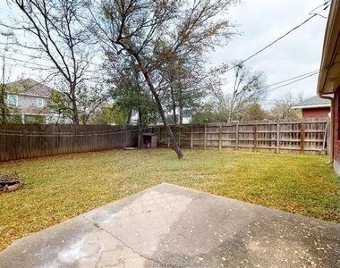 1011 Bayou Woods Drive - Photo Thumbnail 31