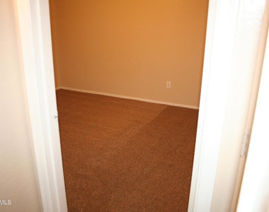 16847 W Marshall Lane - Photo Thumbnail 31