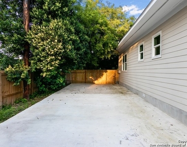 2219 N Flores St - Photo Thumbnail 21