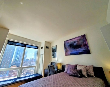 350 West 42nd Street - Photo Thumbnail 4