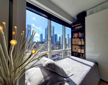 350 West 42nd Street - Photo Thumbnail 2