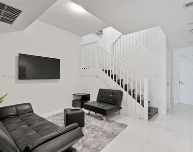 1100 Biscayne Blvd - Photo Thumbnail 10